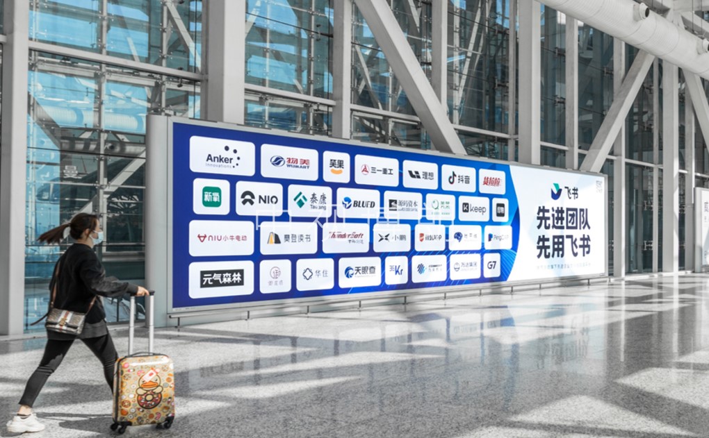 广州机场出发主楼灯箱广告