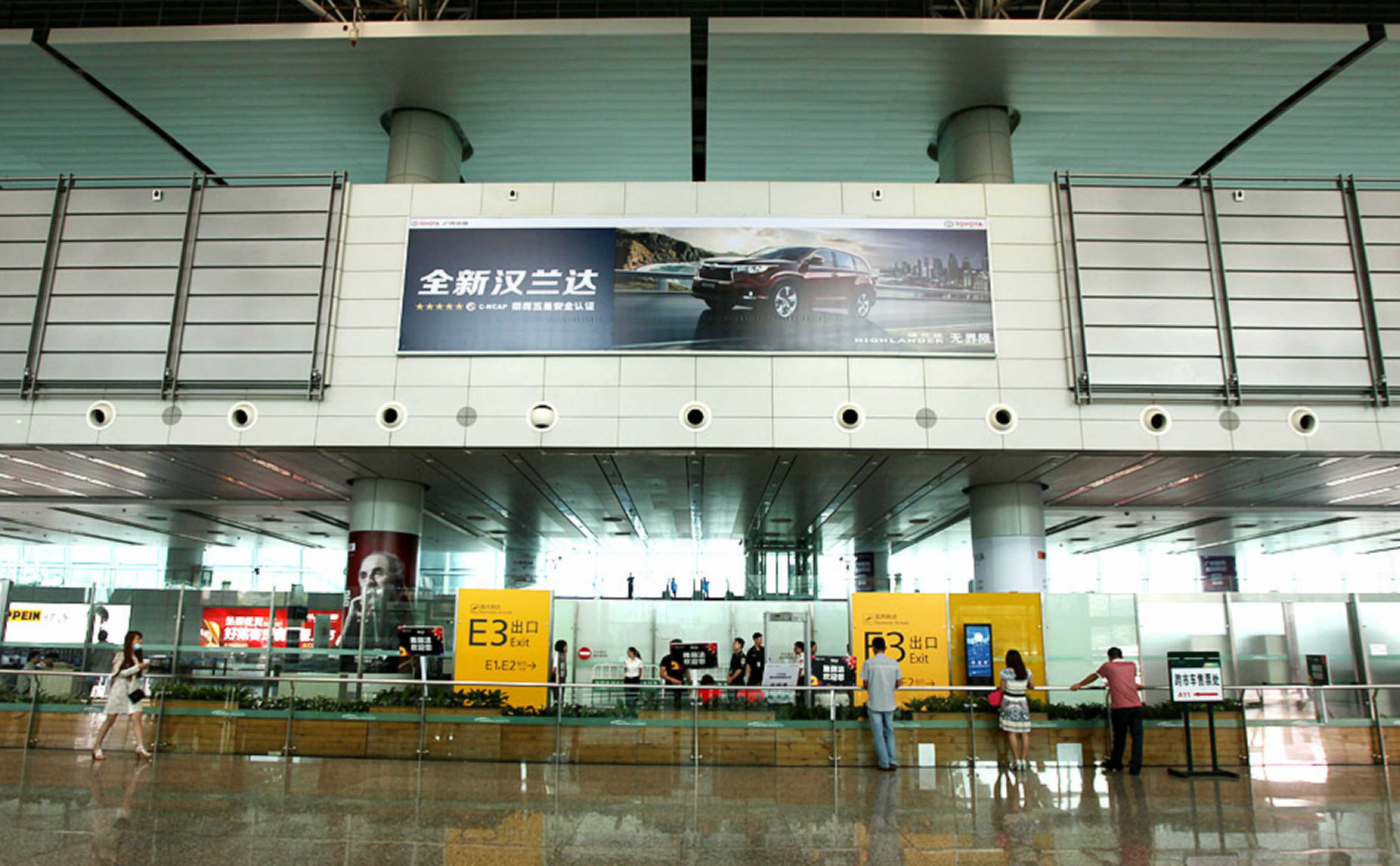 广州机场广告-T1到达迎客厅灯箱套装